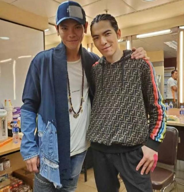 鲍蕾|向佐脸颊凹陷、身形暴瘦现身直播间，与昔日健硕身形相距大