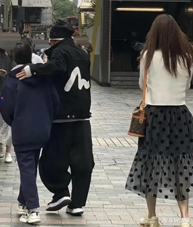 王宝强|王宝强带女友赴港看儿子,13岁儿子外貌曝光,是否亲生一目了然!