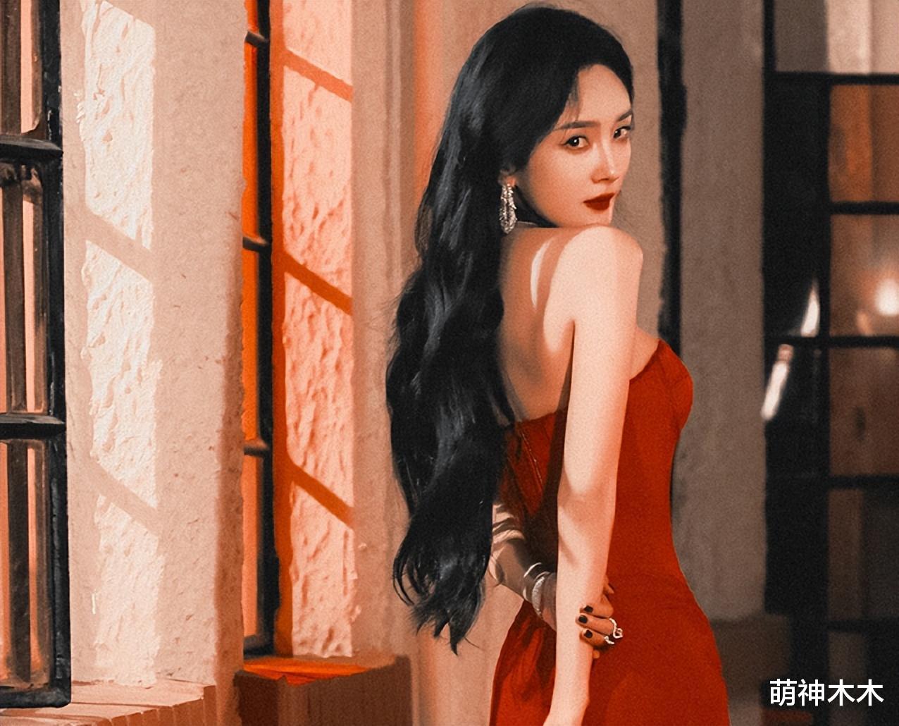 惠英红|众星分享微博之夜候场状态：惠英红宋佳打牌，王鹤棣檀健次合影