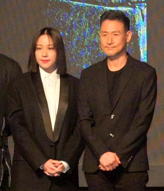 梁朝伟|影帝、天王齐聚香港,合照站位有讲究,梁朝伟乖坐着,张学友有趣