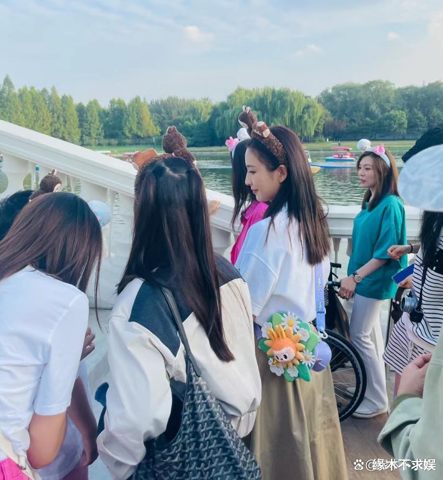 佟丽娅母子出游被偶遇,7岁朵朵正面照首曝光,五官秀气似陈思诚