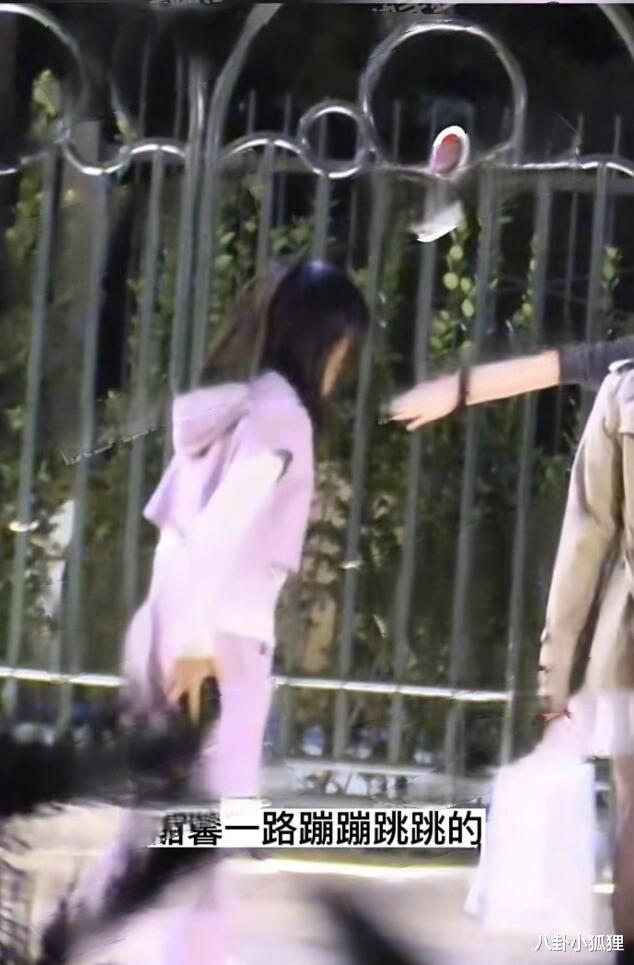 霍思燕李小璐带娃聚会,嗯哼受伤坐轮椅,甜馨暖心慰问超懂事