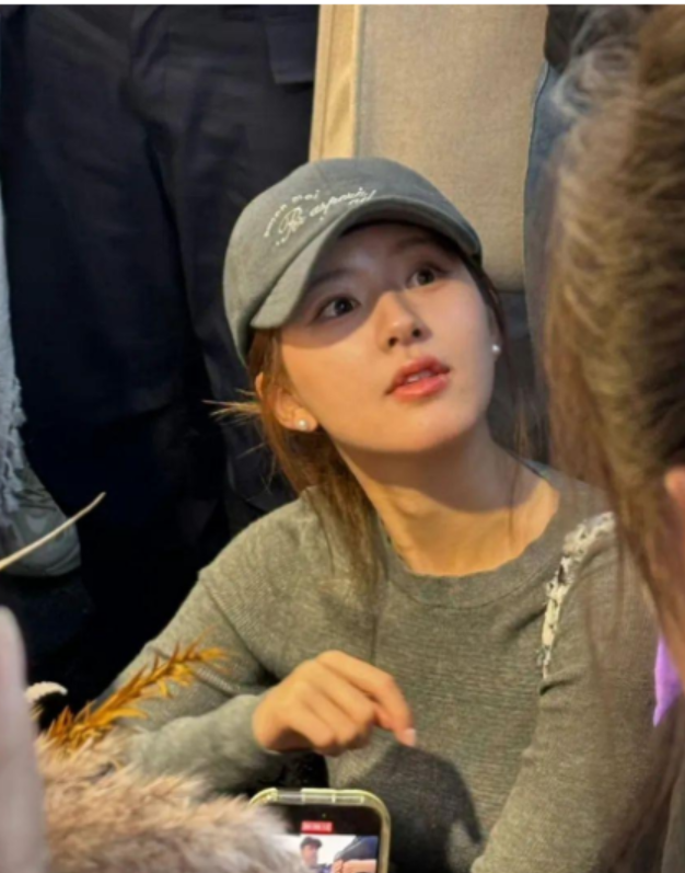 周冬雨素颜照似路人!赵露思增高鞋太抢眼,没有光环后都是普通人