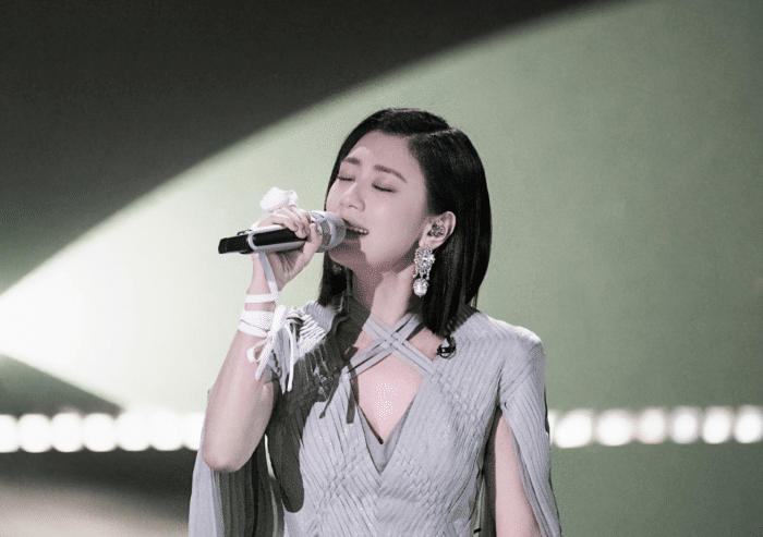 贾静雯|贾静雯回台湾不忘练舞,获俩女儿陪伴,6岁波妞学妈妈跳舞腿好长