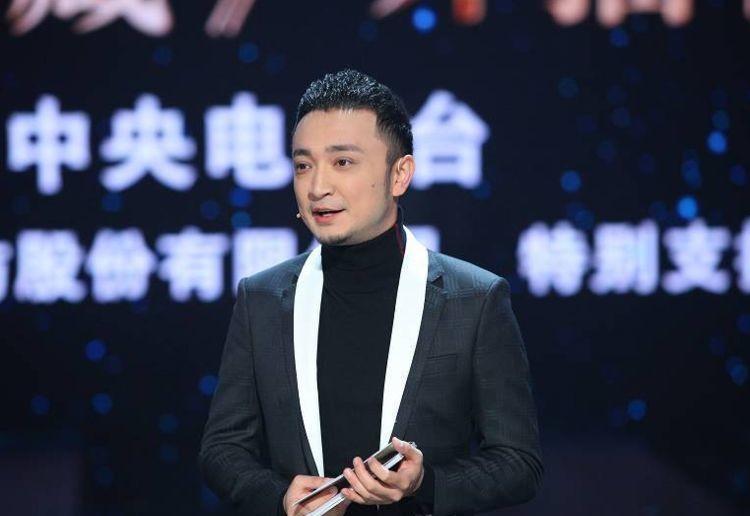 央视主持人尼格买提“原形毕露”?这次他的狐狸尾巴终于被看见