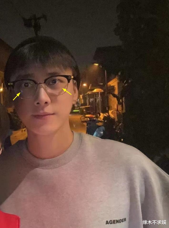 36岁李易峰小吃店被偶遇，黑眼圈厚重显憔悴 ，和粉丝合影太亲密！