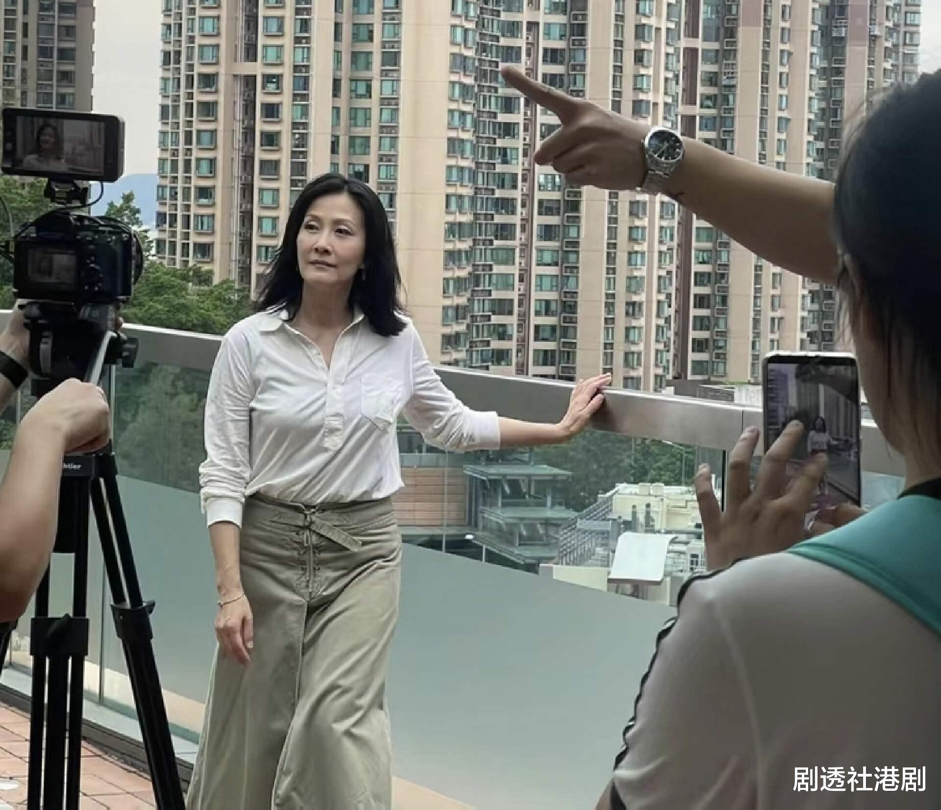 TVB前当家花旦突然复出，在地铁站拍节目，获网友大赞：高知女神