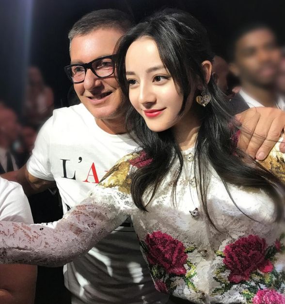 迪丽热巴|曝迪丽热巴出国工作，黄景瑜悄悄陪同，女方近照浮肿显“孕相”