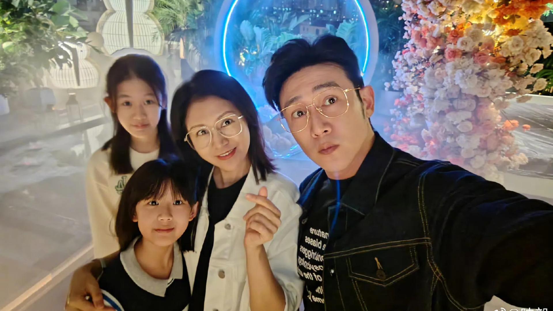 陆毅鲍蕾晒中秋全家福，夫妇俩组情侣造型恩爱甜蜜，俩女儿都好高