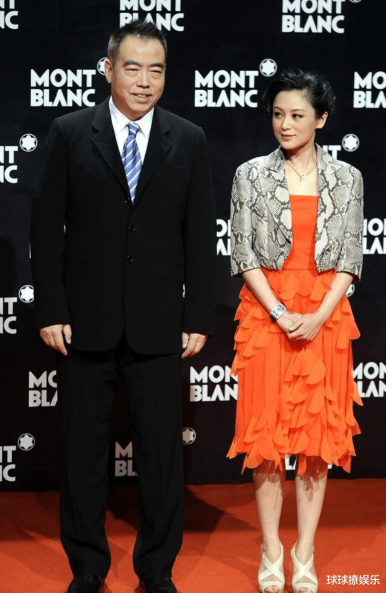 54岁陈红终究是老了！穿束腰裙不见窈窕身姿，烫卷发难掩大饼脸