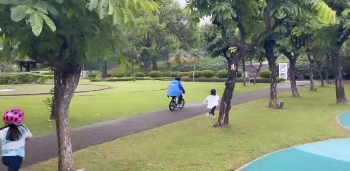 晶晶发照为霍启刚庆生,夫妻昵称显甜蜜,1.5亿别墅凌乱得太真实