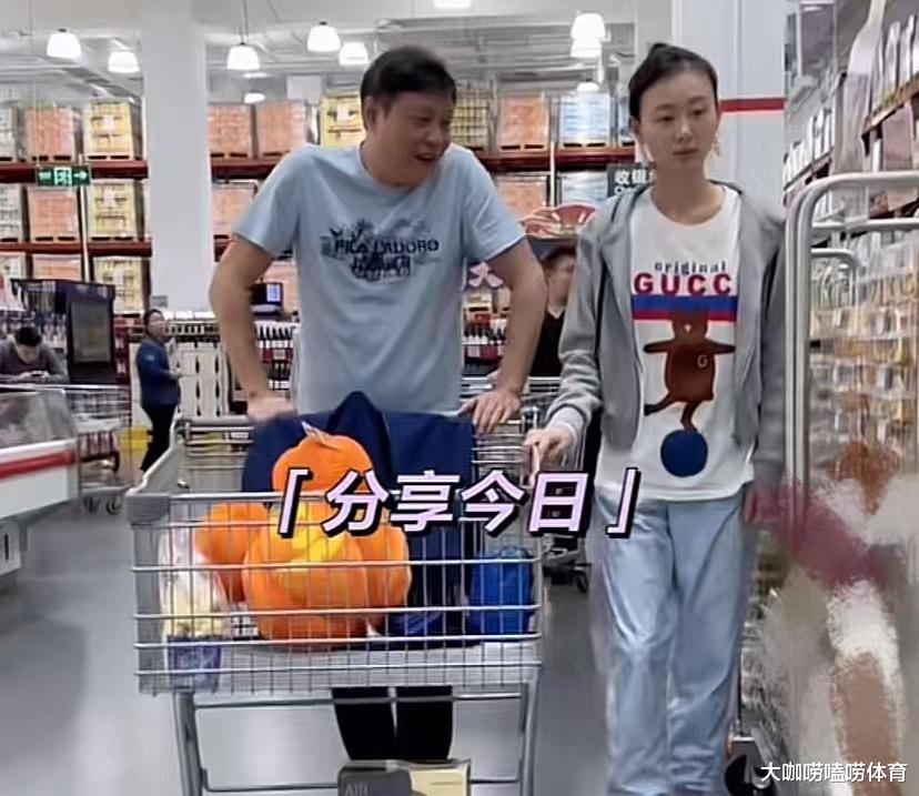 范志毅陪小17岁娇妻逛超市，拥入怀中贴脸宠溺，空姐前妻久违现身