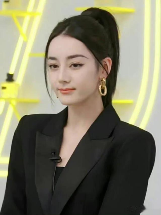 迪丽热巴|3月4日迪丽热巴黑西装造型气场全开，张天爱虞书欣抹胸裙性感迷人