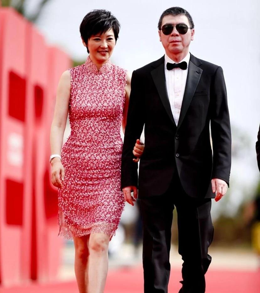 冯小刚又爆一大瓜,妻子徐帆收养的女儿,竟是他的“私生女”