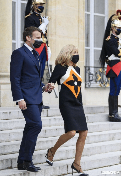 70岁布丽吉特潜水，身材像少女，46岁马克龙光着膀子握着她脚脖子