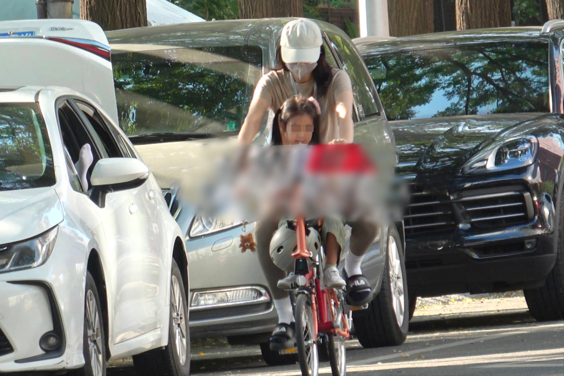 高圆圆骑自行车接女儿放学,Rhea喝水看书,高清正面照首次曝光像赵又廷