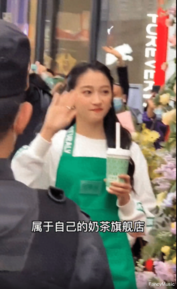 关晓彤闯荡时装周翻车,身材失去优势,去掉滤镜秒变普!