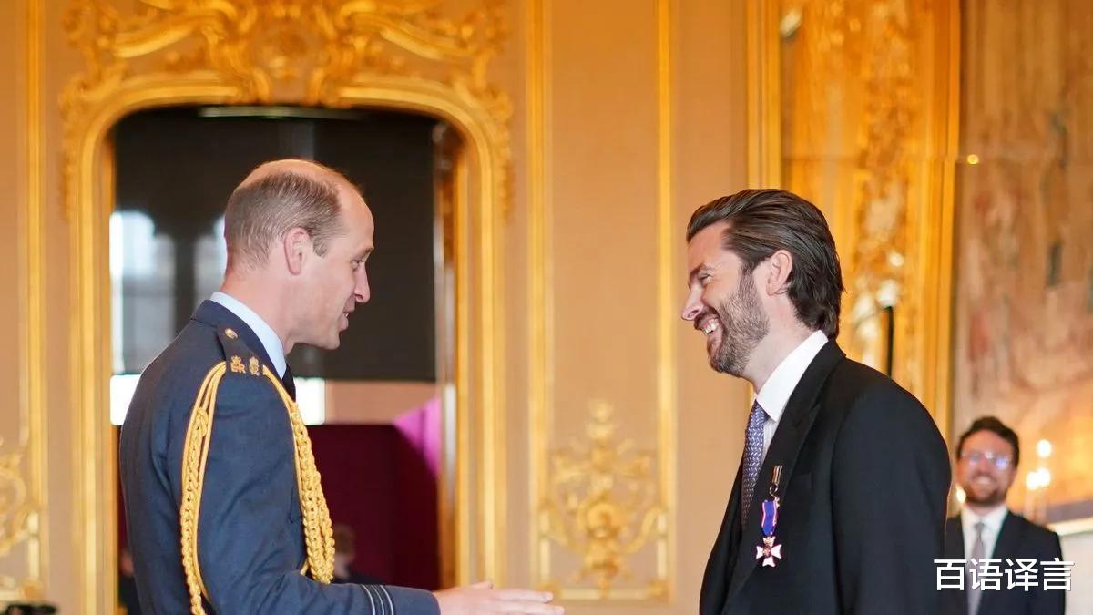 凯特王妃|无声反击!梅根与女星吃日料,凯特现身弹钢琴,两人撞衫凯特稳赢