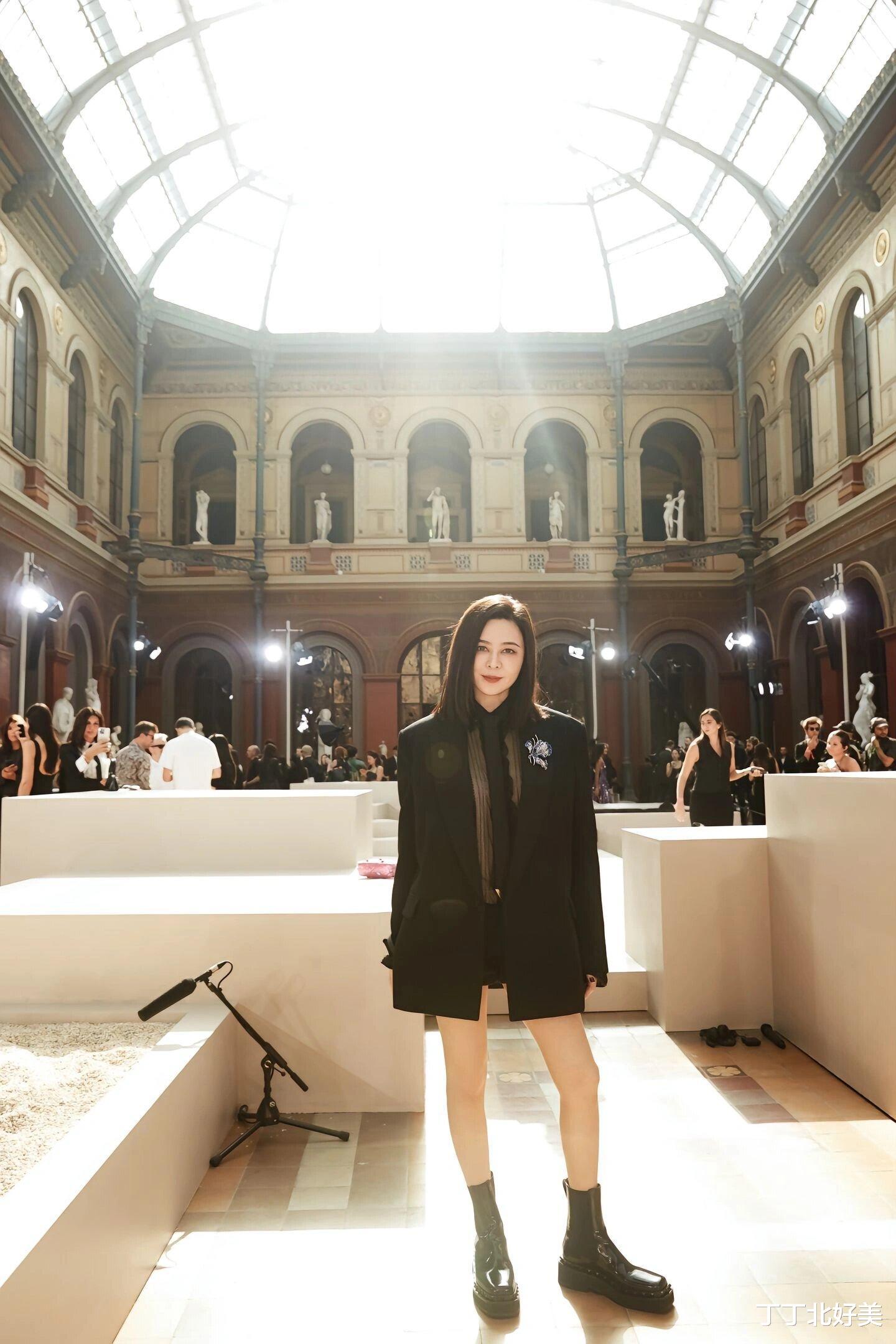 厉害!61岁关之琳还有漫画腿!穿黑西装配短裤在国外看秀,太美了