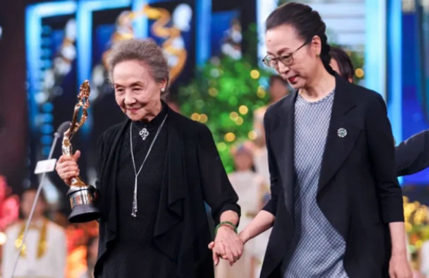 吴彦姝|大器晚成吴彦姝,父母和丈夫离去事业再次起步,八十多岁获影后头衔