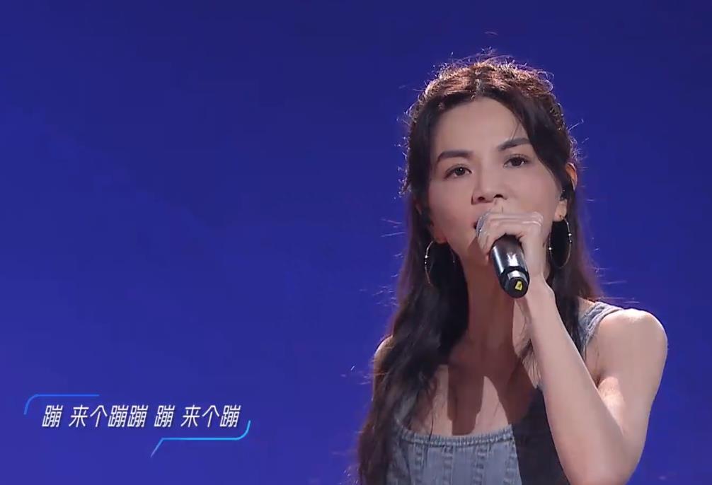 818晚会:周深唱哭我,Ella脸崩,周笔畅乱穿,李宇春化“猴妆”