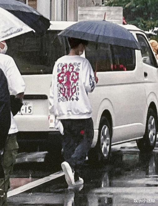 鹿晗|鹿晗日本旅游被偶遇，雨天打伞买奶茶、没车高，疑移民定居日本