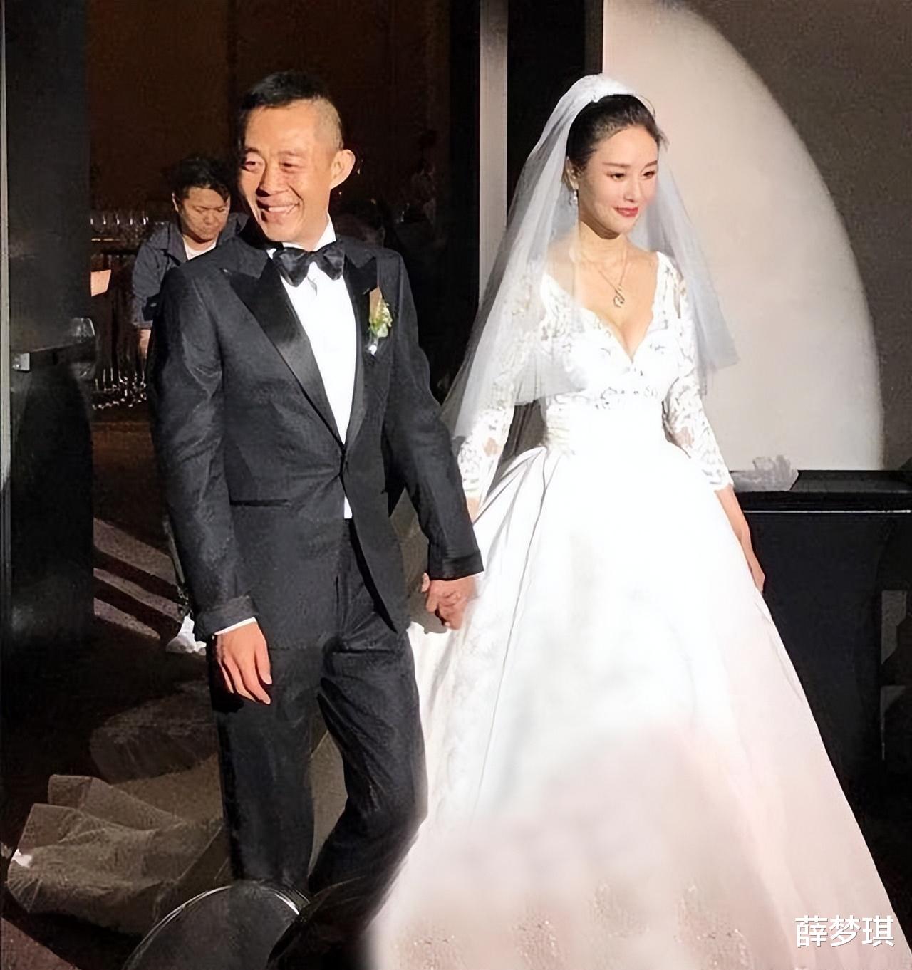 离婚不谈丈夫侯勇，和自己的女儿在一起，如今45岁如冻龄少女
