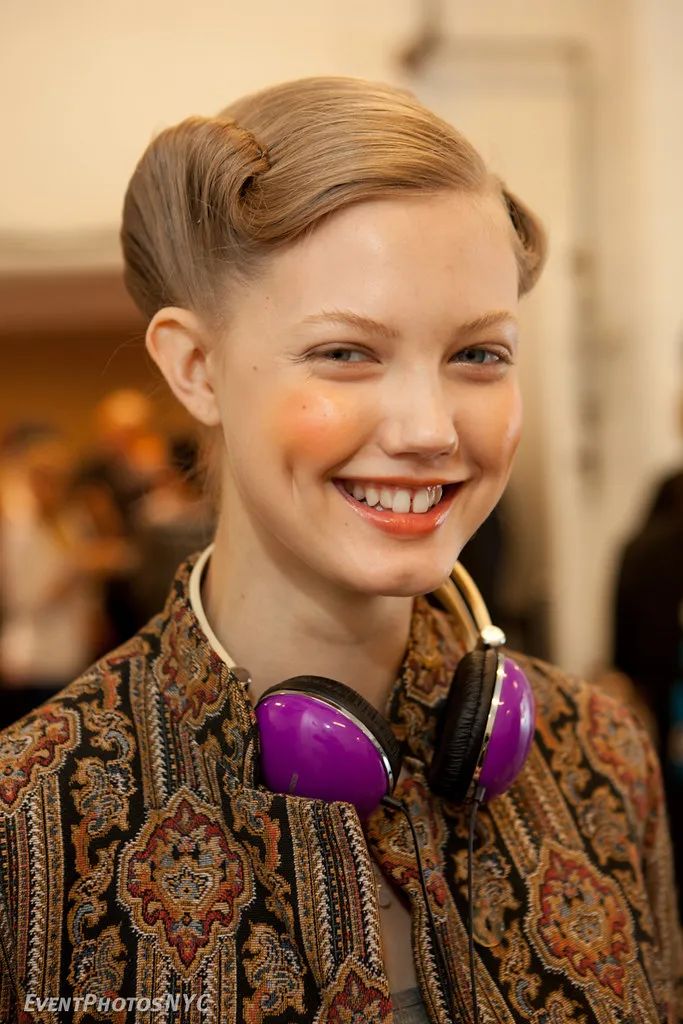 29岁最丑超模生娃，看到老公后网友笑了：这一家的颜值够绝的...