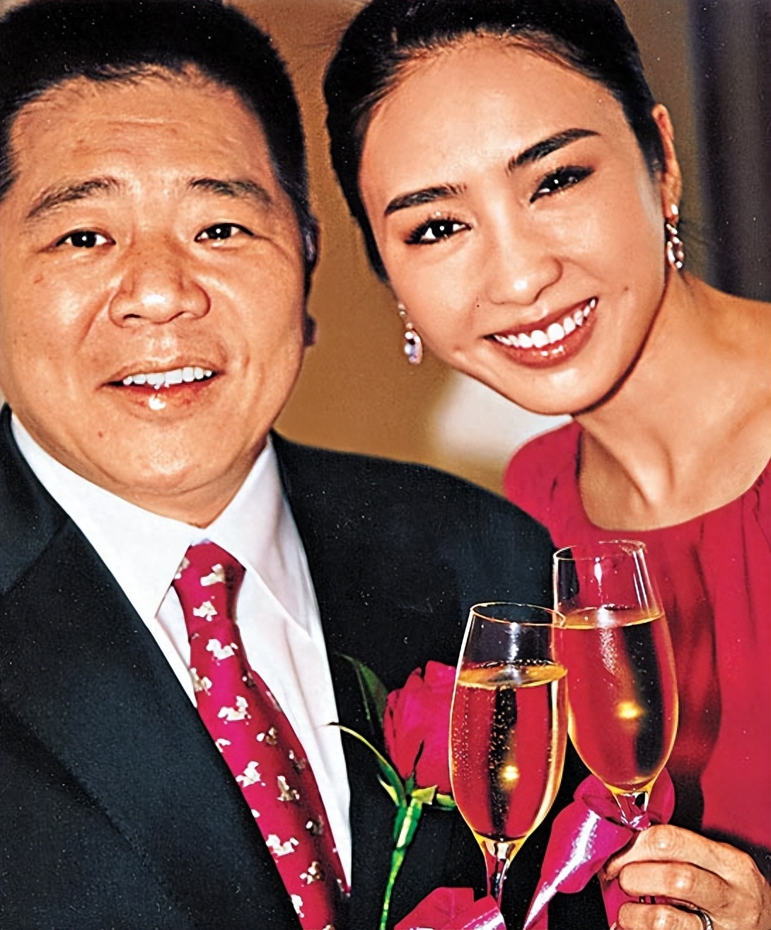 黎姿与仨女儿最新合影犹如四姐妹,孩子入读最贵私校学习中华文化