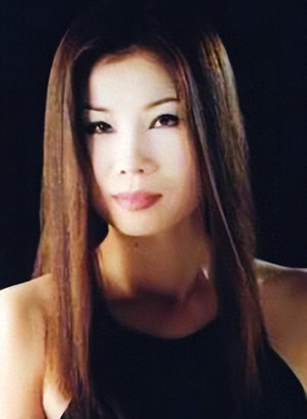 她从高烧到去世仅16天，演唱现场复发，抢救无效后离世了