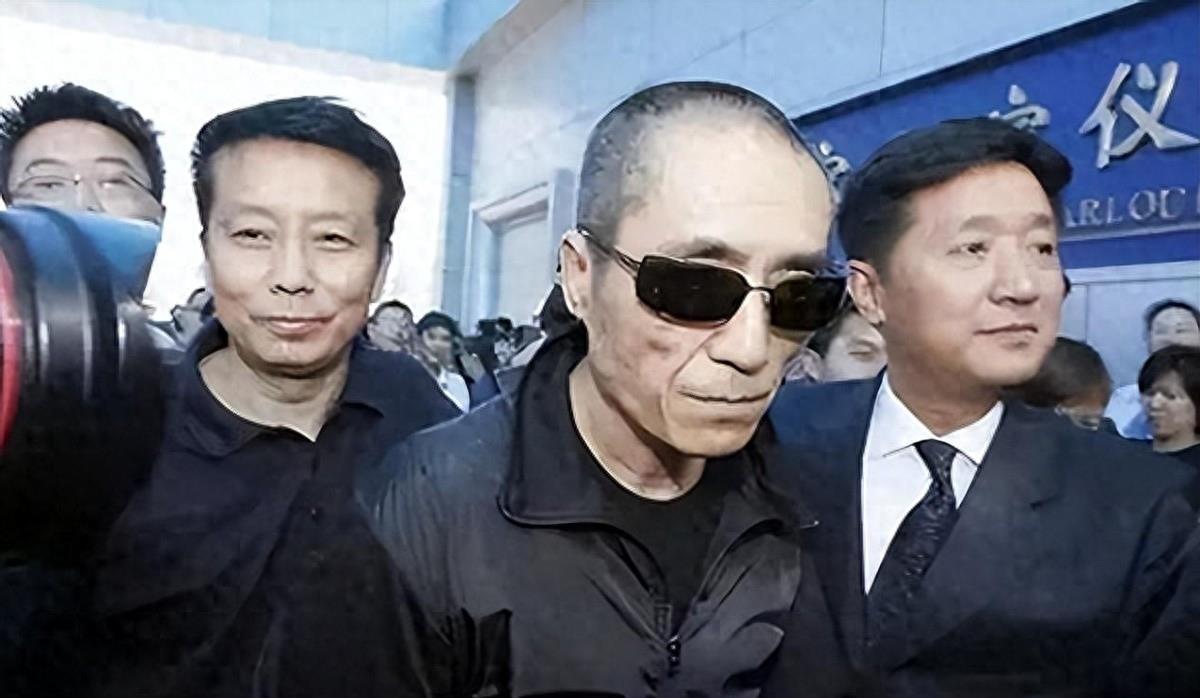 冯小刚主持葬礼，张国立痛念悼词，他的逝世，让半个娱乐圈都哭泣