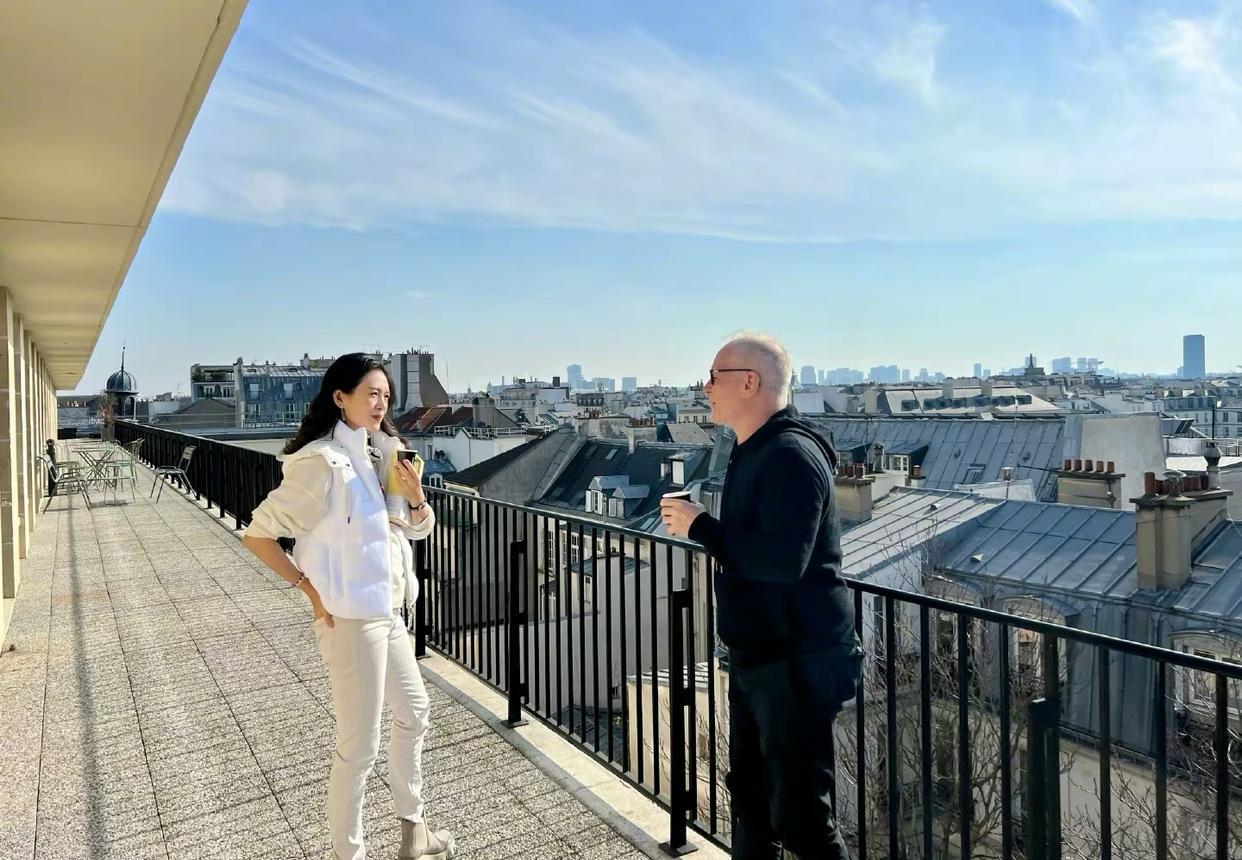 章子怡|章子怡结束巴黎行回国，机场路透曝光又飒又美，独自拉行李无人陪