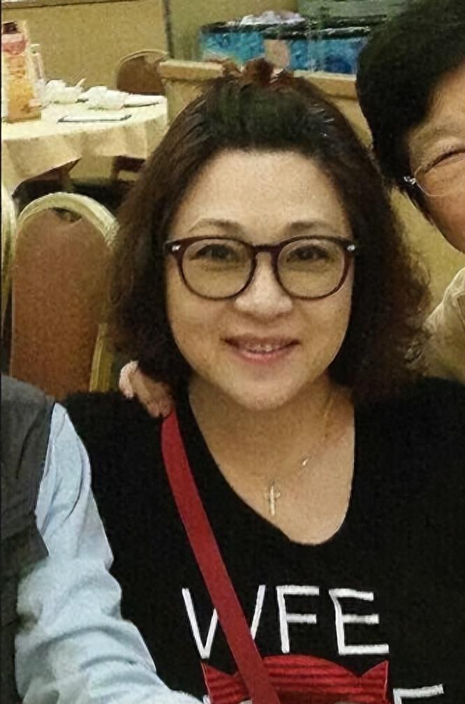 李连杰晒妻子近照,61岁利智衰老似老奶奶,反观前妻的状态依然优雅