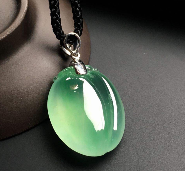 翡翠|蓝水静谧晴水淡雅,两种翡翠名字相似,风格却各有千秋