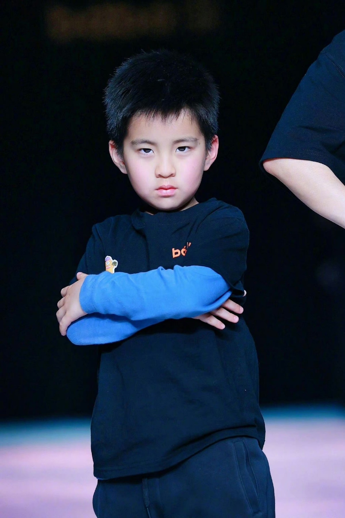 孙茜|《甄嬛传》孙茜带6岁儿子走秀！儿子穿西装超帅，母子合体太养眼