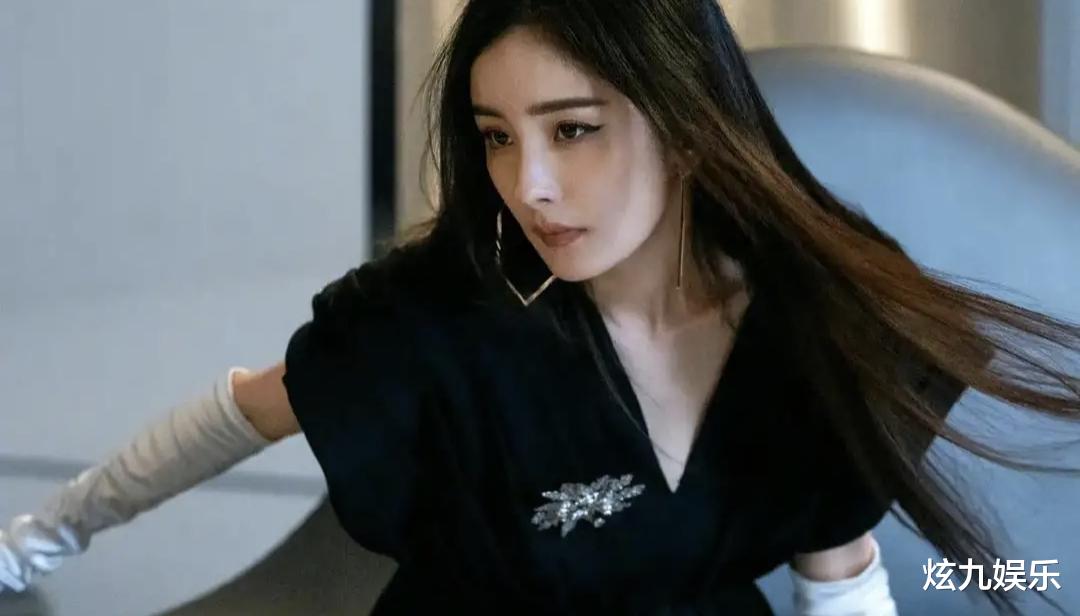 杨幂|同款手链同款花,一起遛狗买猫多次同游,杨幂新的年下恋要来了?