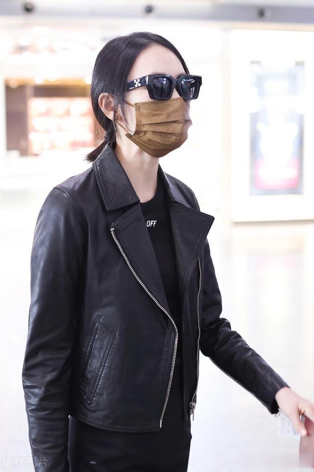 童谣|童谣现身北京机场，开衩裙，秀美腿