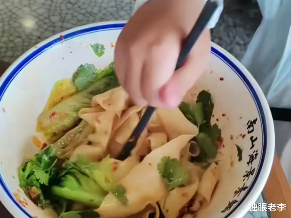 |大反转!三亚50元面条吃不饱后续:一家三口轮着吃,记者高调暗访