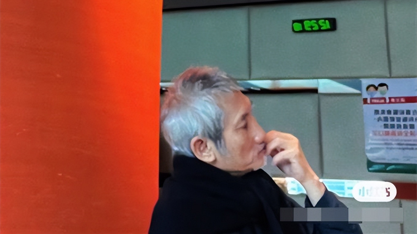 徐克|73岁徐克现身医院引担忧！输液后一脸憔悴，上月被曝将荣升爸爸