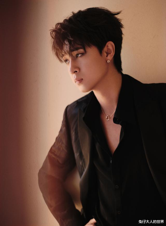 德云社秦霄贤参加盛典，与四位美女同船，师父的快乐老秦体会到了