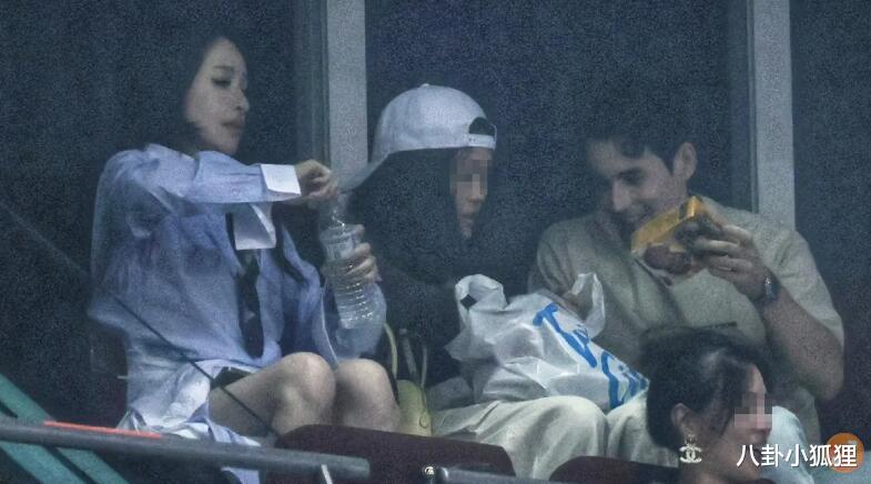 44岁萧亚轩被曝又有新欢,与30岁混血帅哥约会?本人亲回两人关系