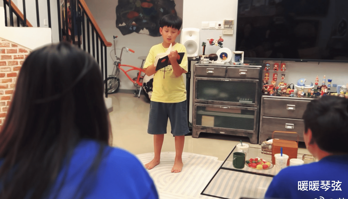 何洁晒3个孩子正脸照,大女儿内向头发乱,小女儿漂亮像黄磊女儿