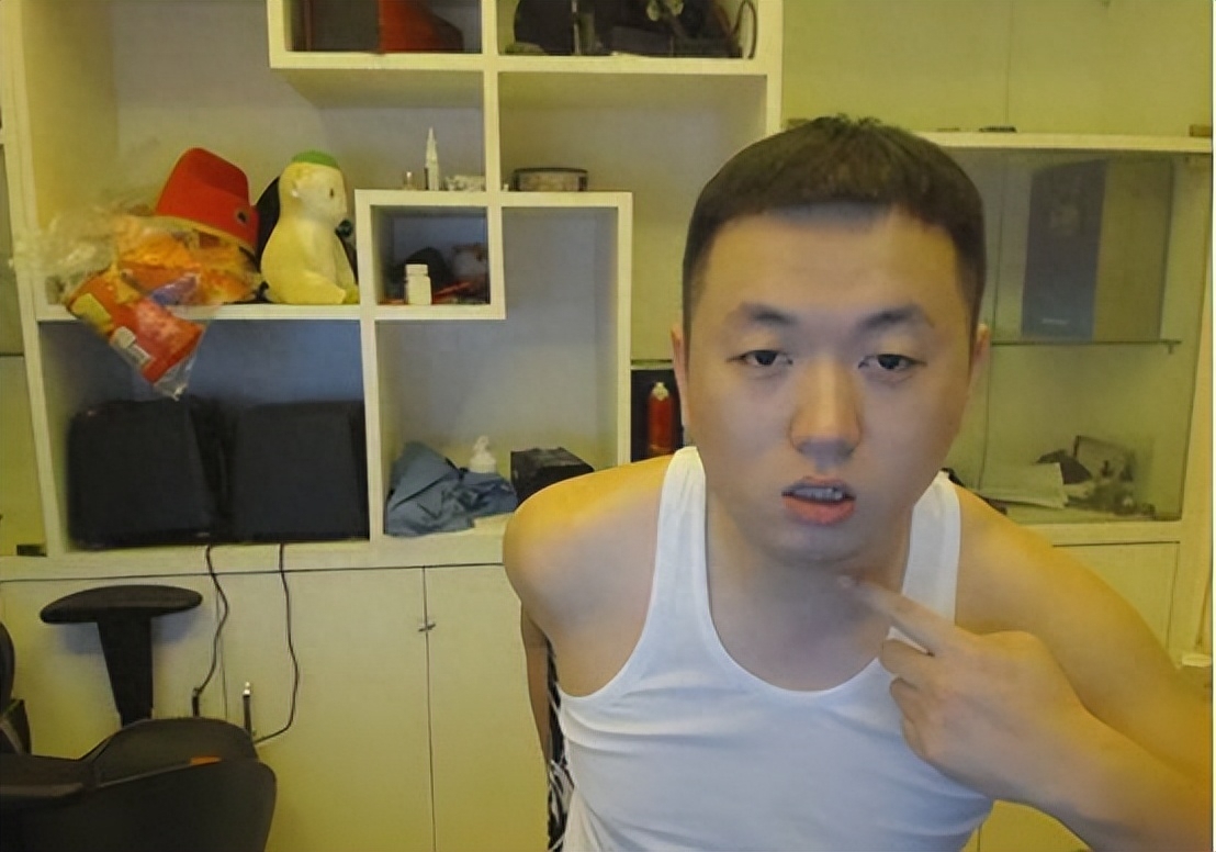 我就奇了怪了，是什么人捧红了这群跳梁小丑？