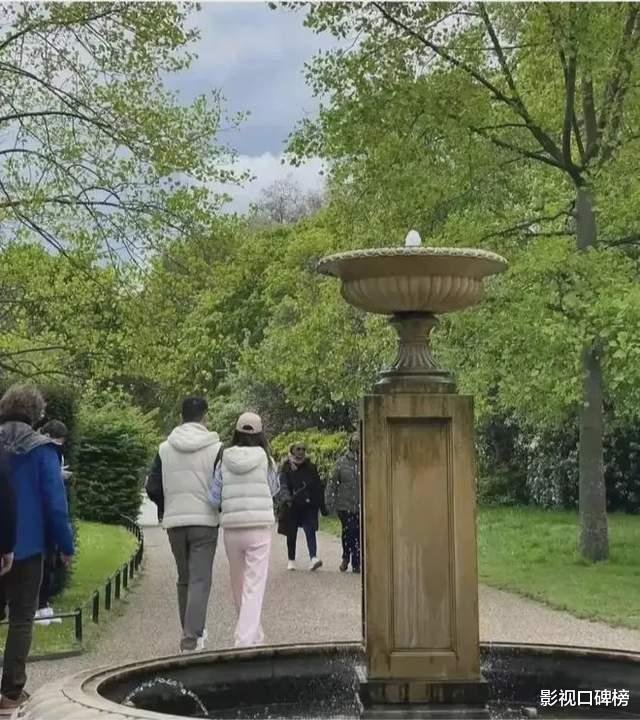 章泽天素颜现身，疲惫又憔悴，黑眼圈明显，一身打扮显邋遢