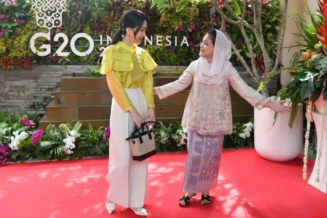 睡眠 被韩国夫人的中年状态惊艳了：裙过膝，鞋带跟，发过肩，优雅得体