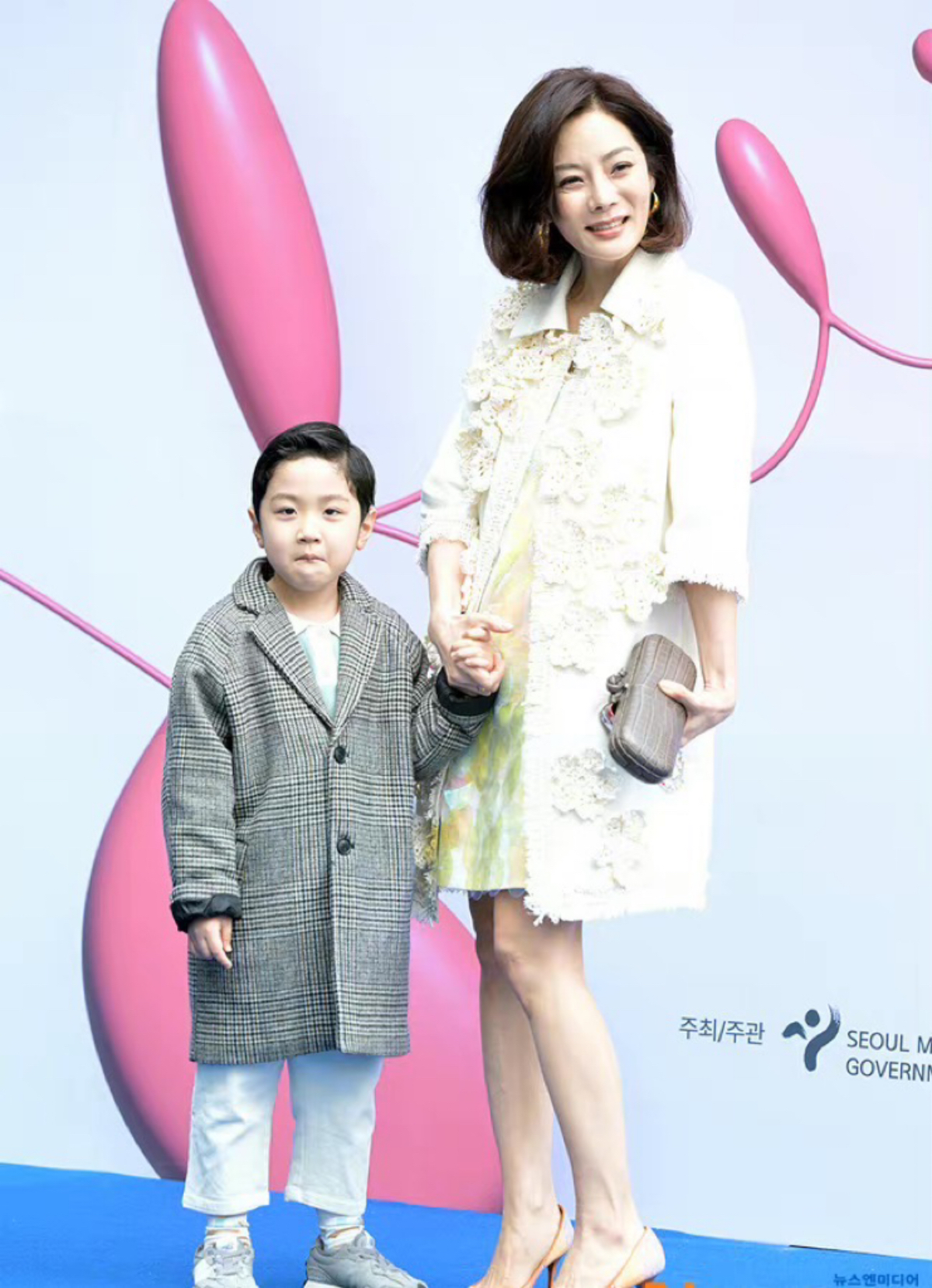 蔡琳|43岁蔡琳现身首尔时装周!6岁儿子罕见露面,母子情深让人羡慕