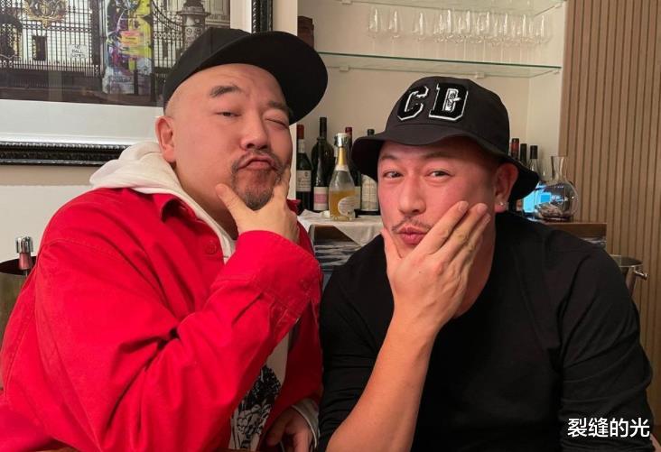 |45岁陈键锋加拿大被偶遇！身材发福胡子拉碴变化大，被嘲像个老头