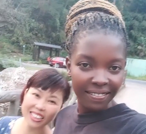 网红rose与村民合照，身形消瘦近50天未洗头，长期停更原因疑曝光