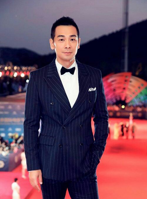 赵文卓晒劳动节日常,一双儿女打扫豪宅庭院,6岁女儿像极了爸爸