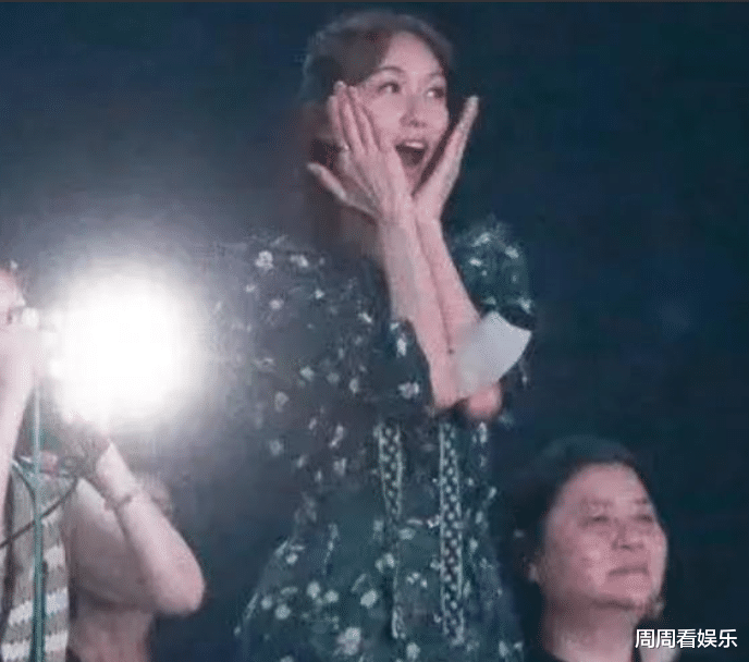 49岁林志玲现身老公演唱会!笑容满面身材惹火,力破家暴传闻